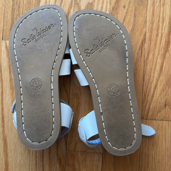 Salt Water sz 3 white leather sandals worn once great pre owned condition - Picture 3 of 4